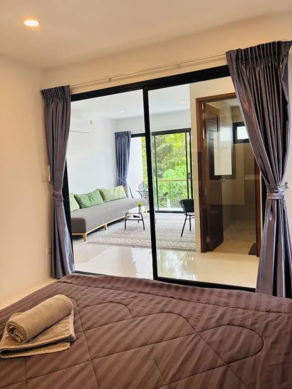 Hillside Haven-Luxury Room - photo 3