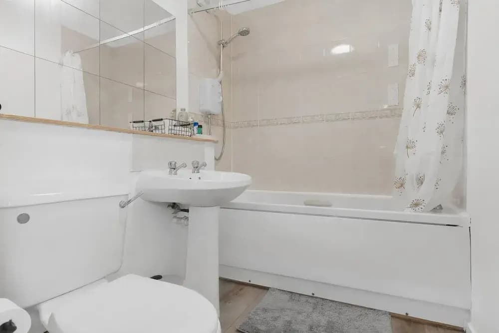 Cozy Edinburgh 2BR With CAR Parking - photo 7