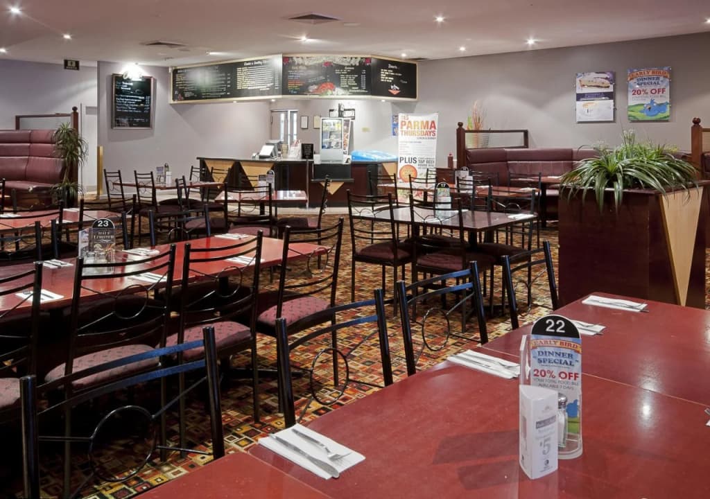 Nightcap at Monash Hotel - photo 15