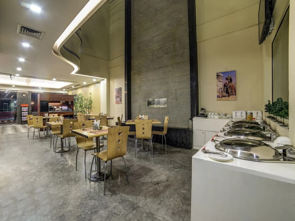 New Haven Hotel Greater Kailash by OYO - photo 17