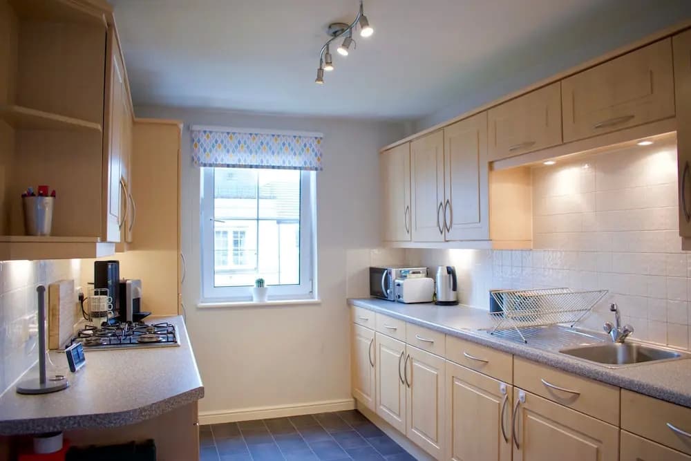 Large 2 Bedroom Flat in Leith With Free Parking - photo 12