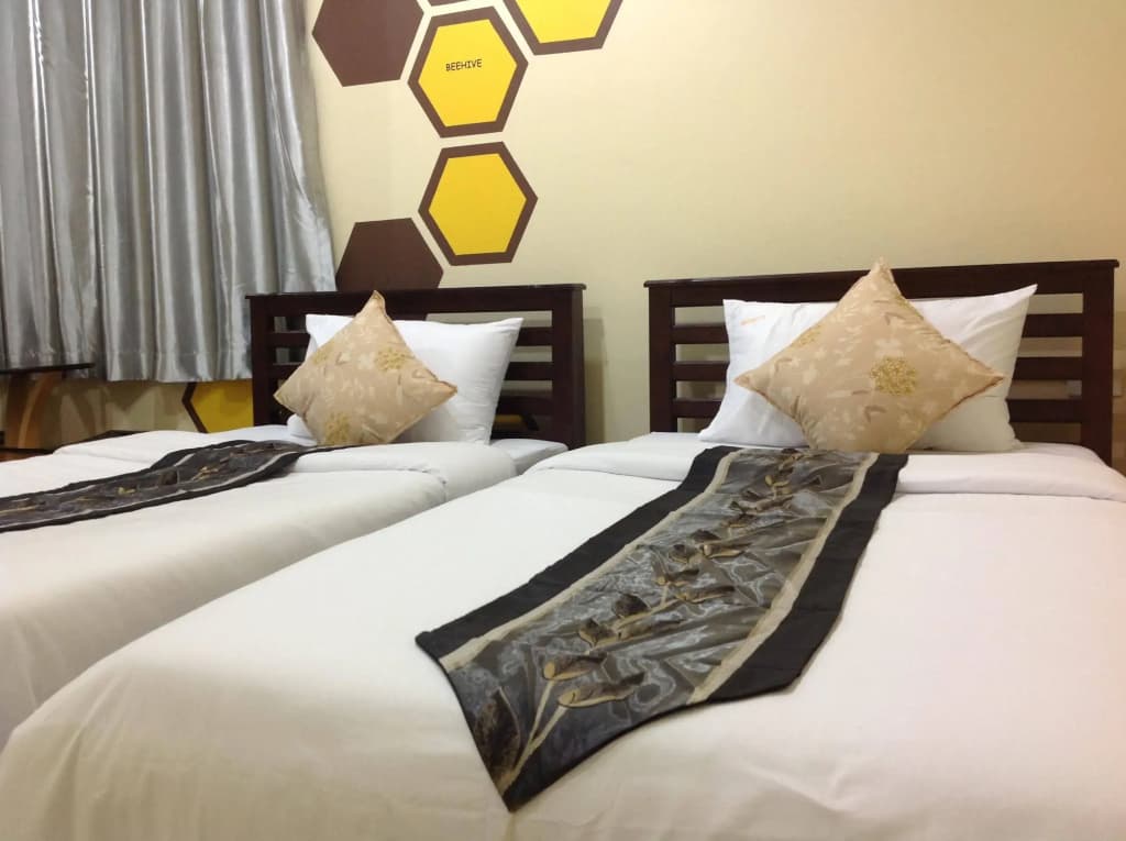 Beehive Patong Hostel - photo 2