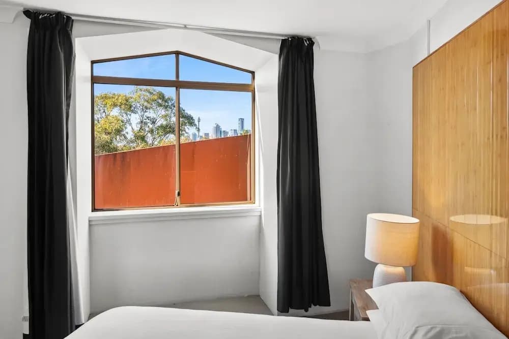 Spacious Inner-west 2-bed With Alfresco Dining - photo 2