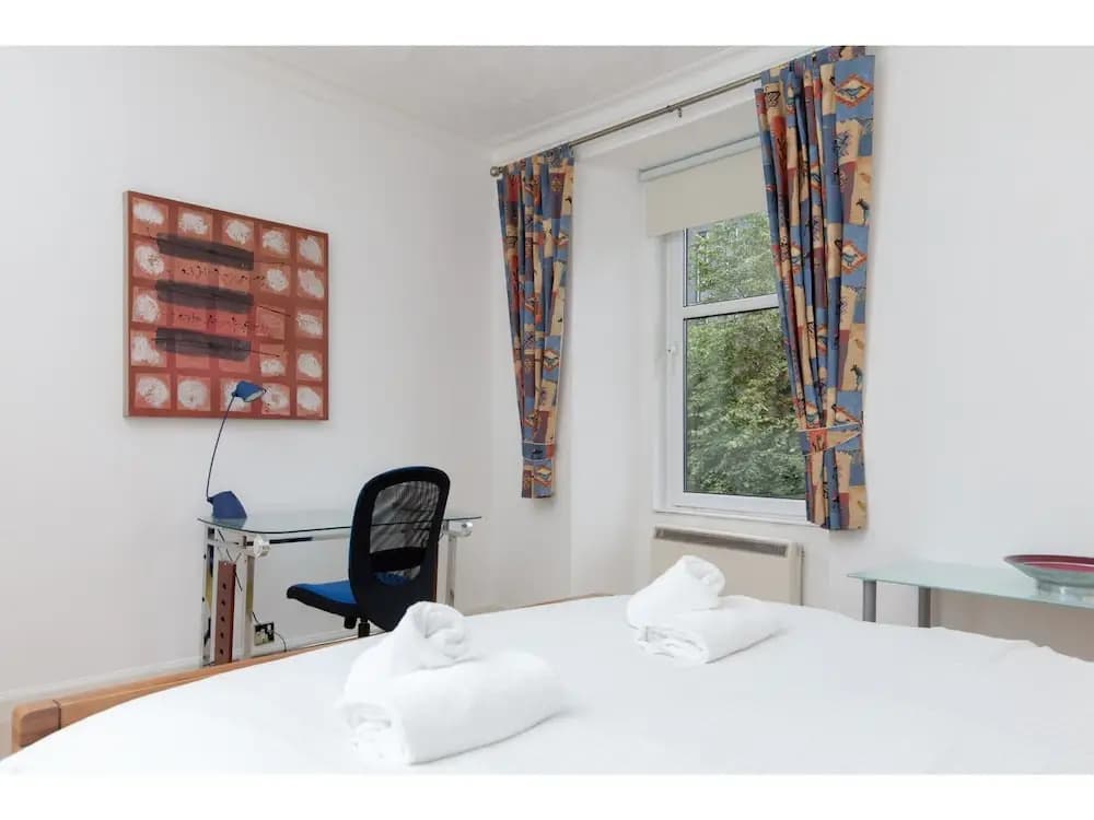 Connected & Convenient: Newly-renovated Flat for 2 - photo 3