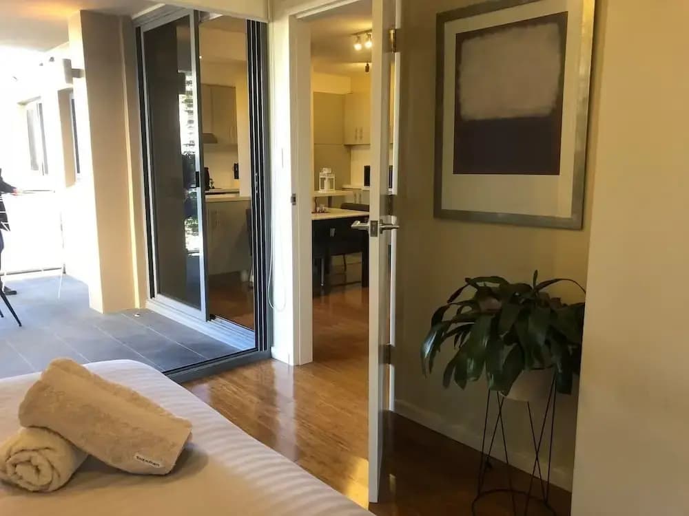 Spacious One Bedder in Sydney’s Hotspot Location - photo 2