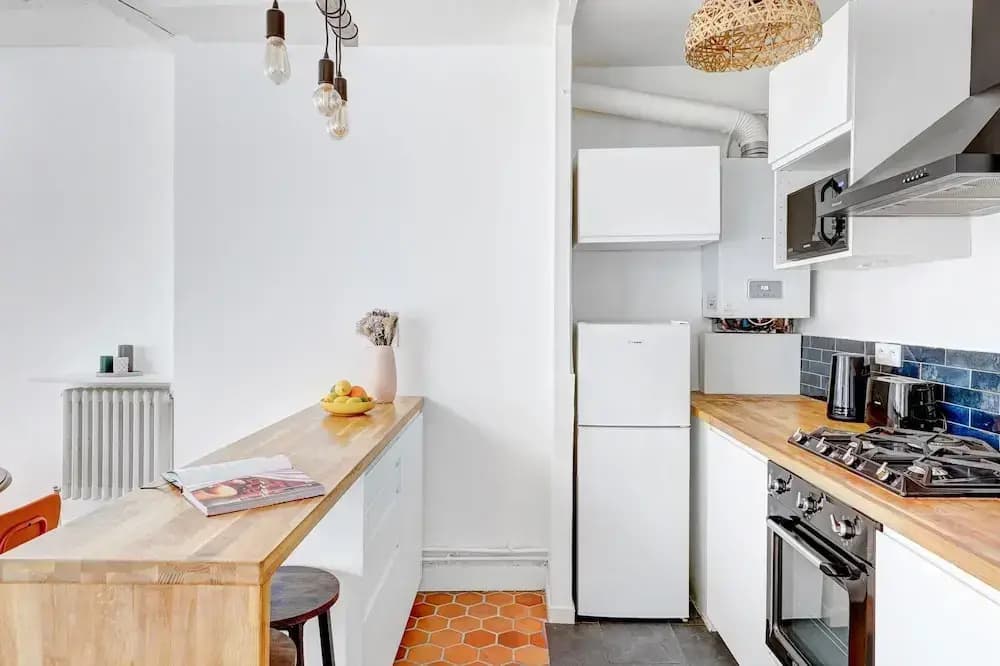 Bright 1BR Bastille Getaway - 4 Guests - photo 10