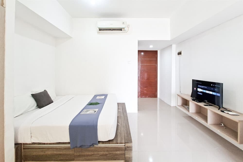 Studio Apartment Near Bojong Indah Station At Vittoria Residence - photo 1