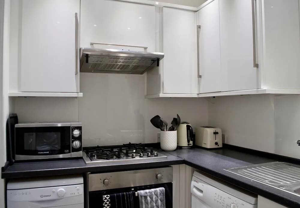 Central Edinburgh 1 Bedroom Apartment - photo 13