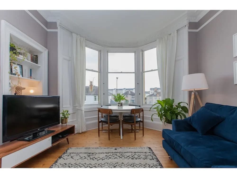 Spacious, Stylish 2BR Flat For 4 in Leith Walk - main photo