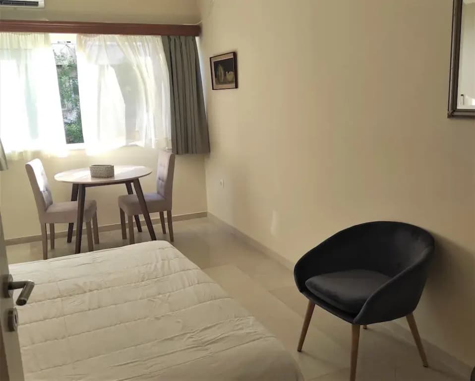 Akadimias Living Room - photo 1