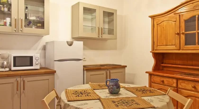 Room in apartment - Rue Droite - photo 9