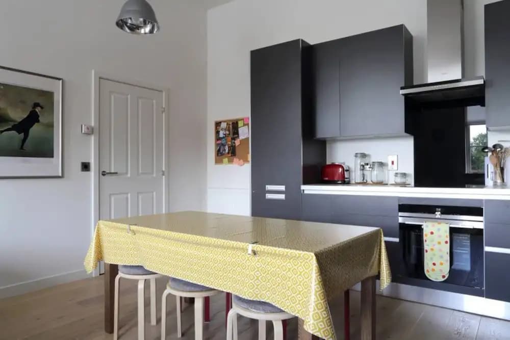 Spacious 2 Bedroom Loft In Converted School - photo 14