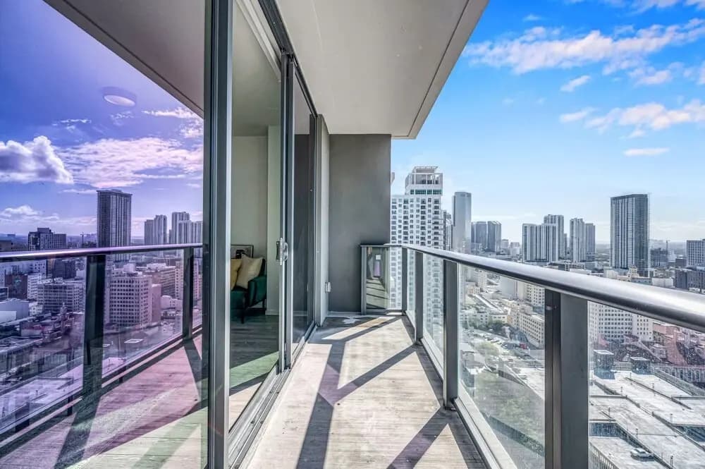 Spacious Apartment with City View - photo 5