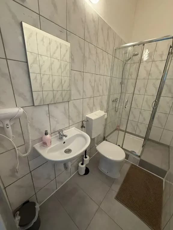 Simple 2BR Near Westbahnhof Station - photo 9