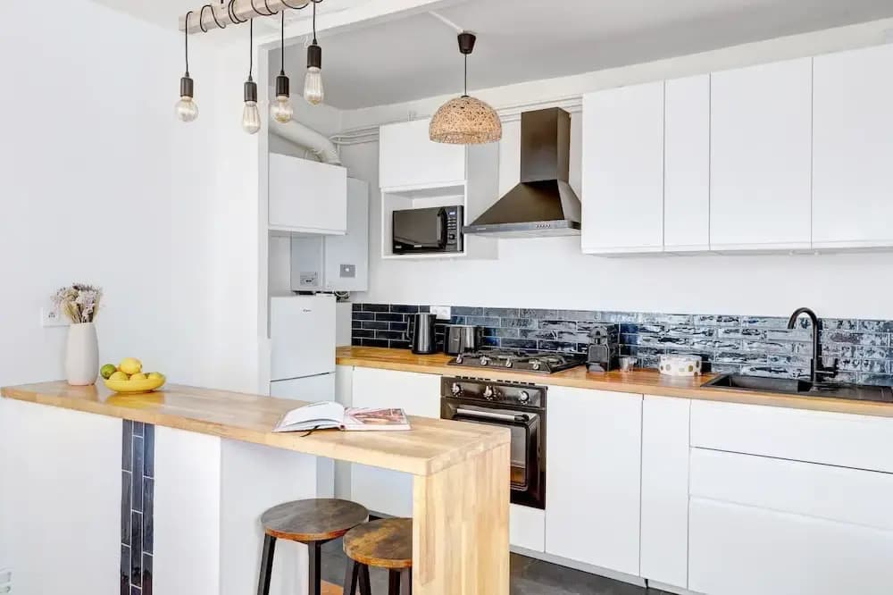 Bright 1BR Bastille Getaway - 4 Guests - photo 14