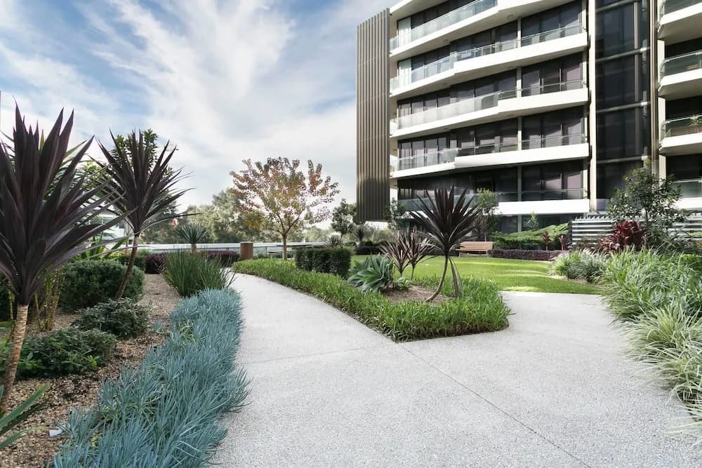 Chic CBD Pad + Pool + Gym + Sauna + Parking - photo 18