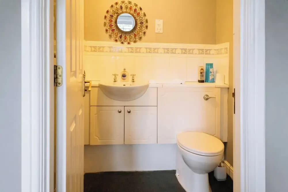 Snug & Serene 2BD Flat - Roseburn - photo 18