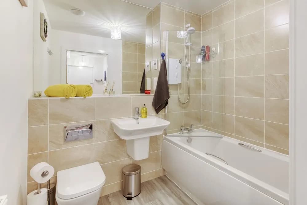 Modern 2 Bed Apartment in Central City - photo 6