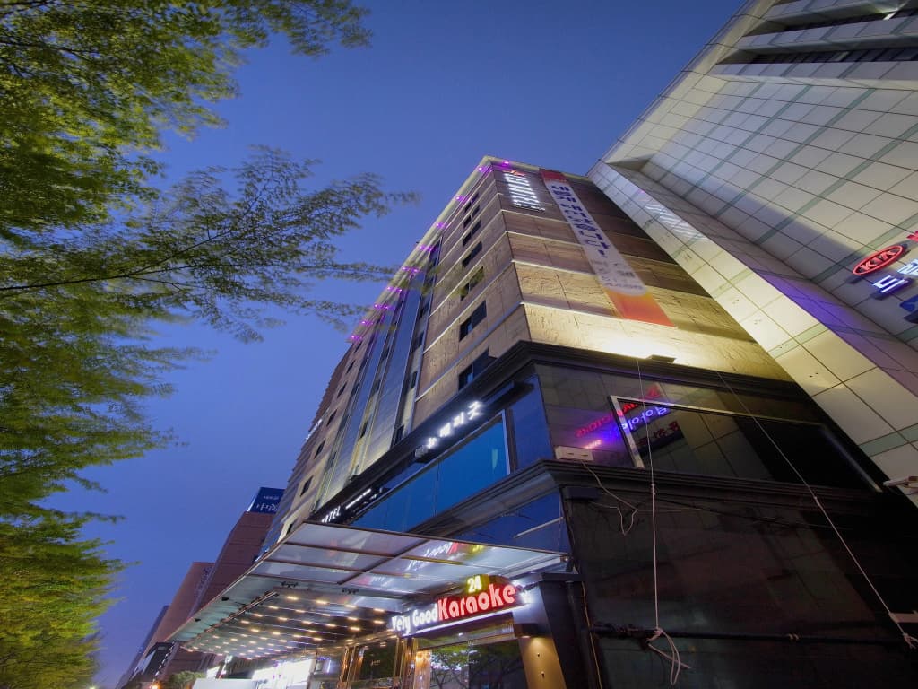 Lex Tourist Hotel - photo 1