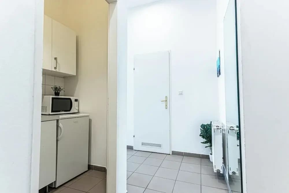 Elegant Spacious 2BR City Center Stay - photo 5