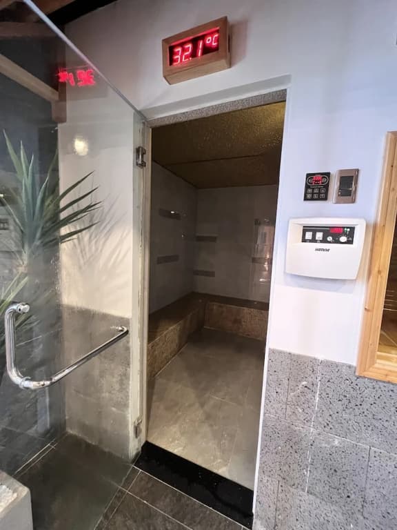 Kiwi Hotel & Apartments - photo 14