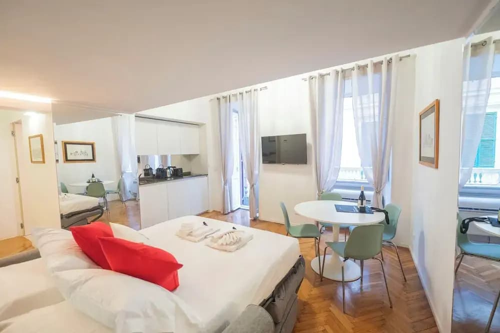 Spanish Steps Romantic Nest With Balcony - photo 10
