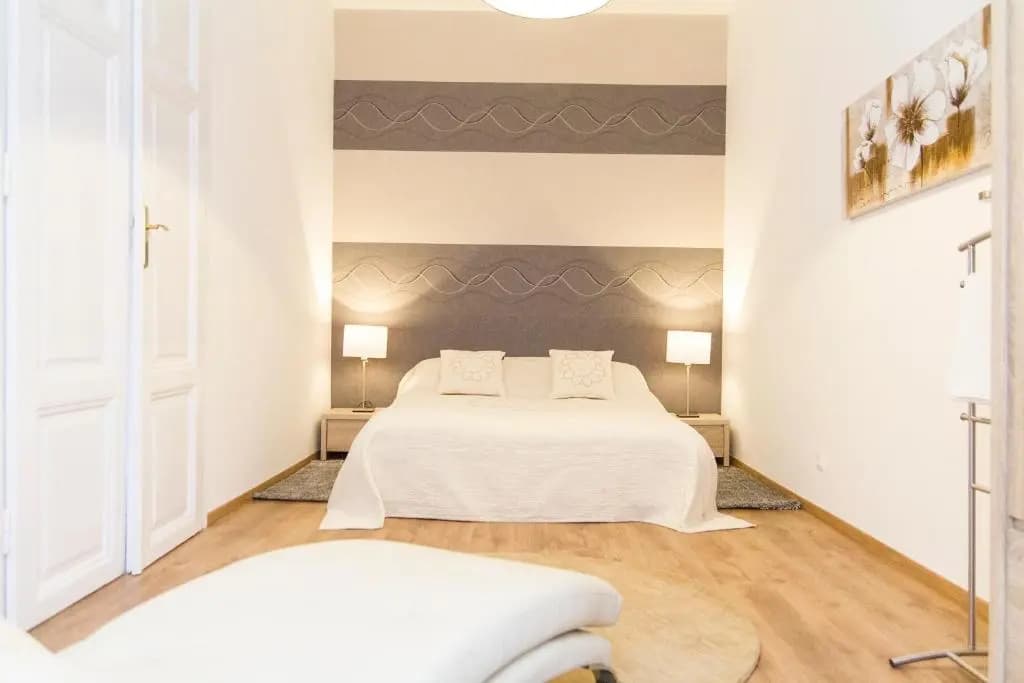 Luxury 2br Apt by the Synagogue - photo 3