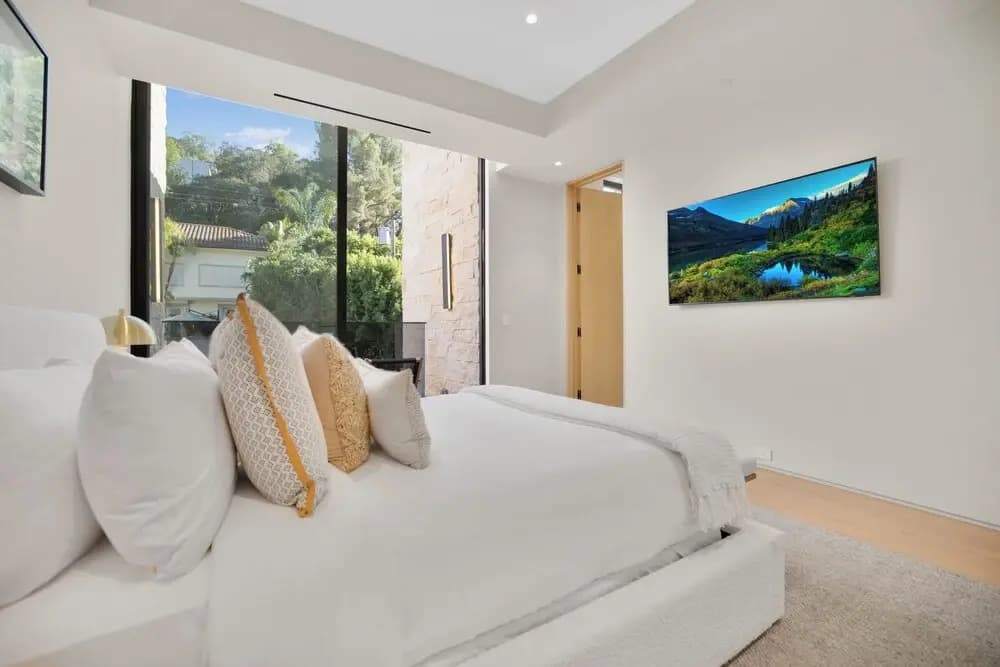 Hutton Villa - 5-bedroom Retreat in Iconic Beverly Hills Oasis - photo 4