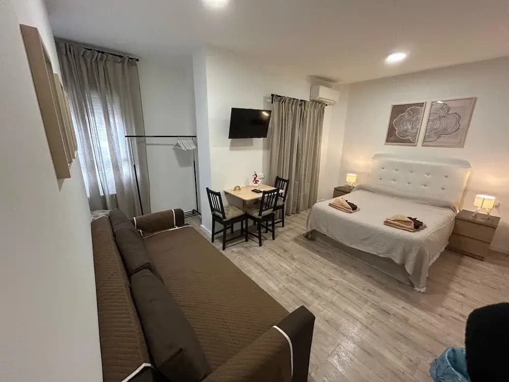 Habitaciones en Embajadores - photo 1