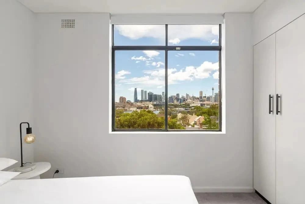 Bright 2-bed Apt With Spectacular Bridge Views - photo 2