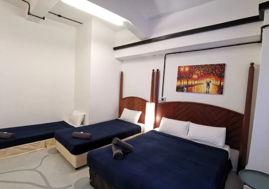 Hawk Hotel & Hostel - photo 4