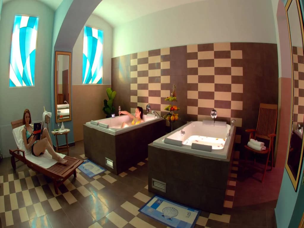 EA Hotel Downtown - photo 21