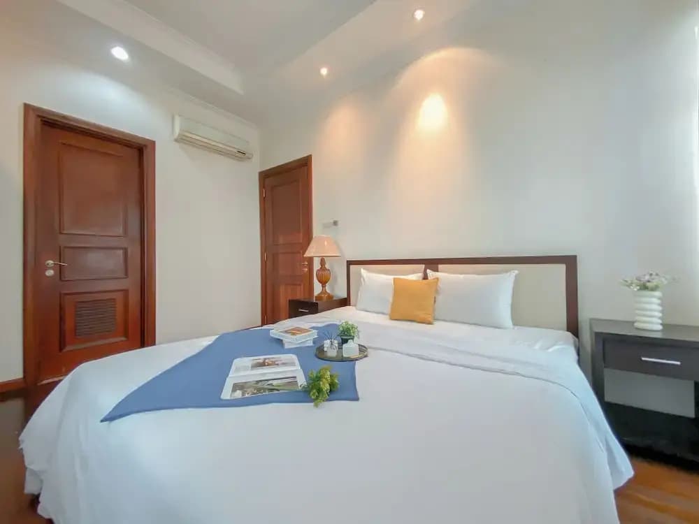 Spacious 2Br With Mall Access At Bellezza Apartment - photo 1
