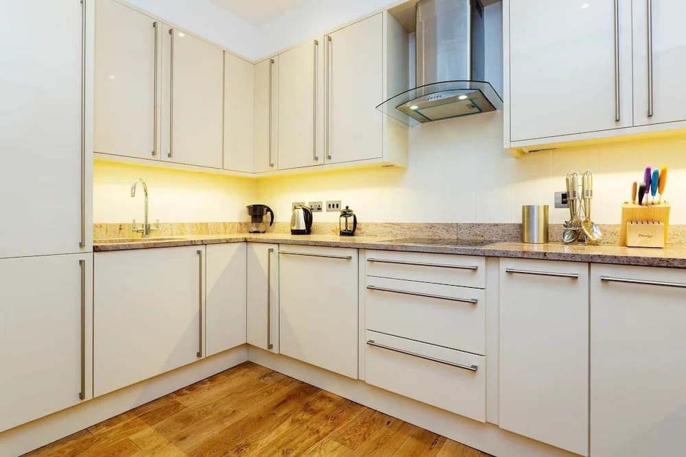 Elgin Crescent Apartment - photo 14
