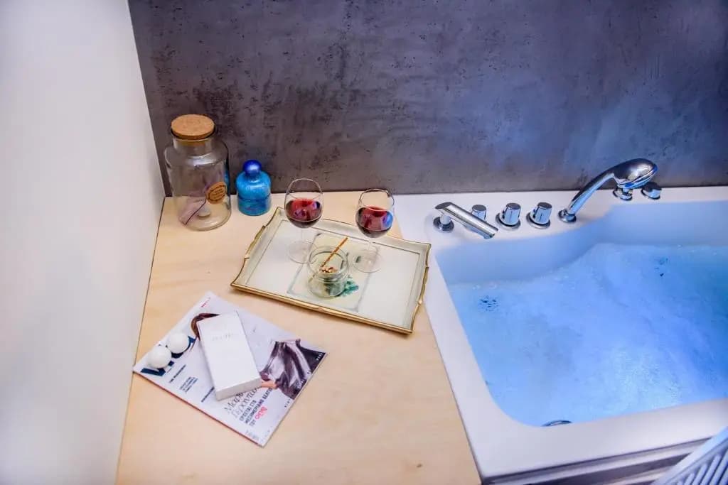 Perfectly located jacuzzi Apt - photo 5