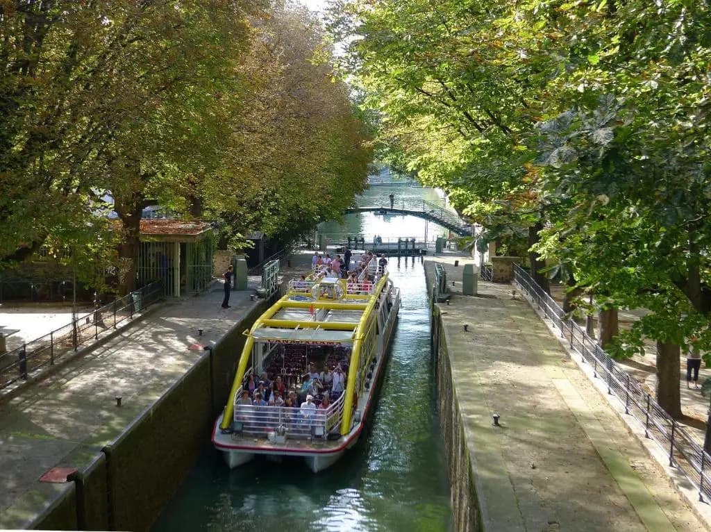 Bright and Newly Renovated Apartment, Hip Canal Saint-Martin Area, Central Paris - photo 12