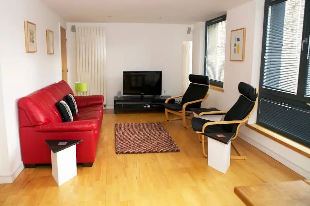 Smart 3 bedroomed flat with parking - photo 1