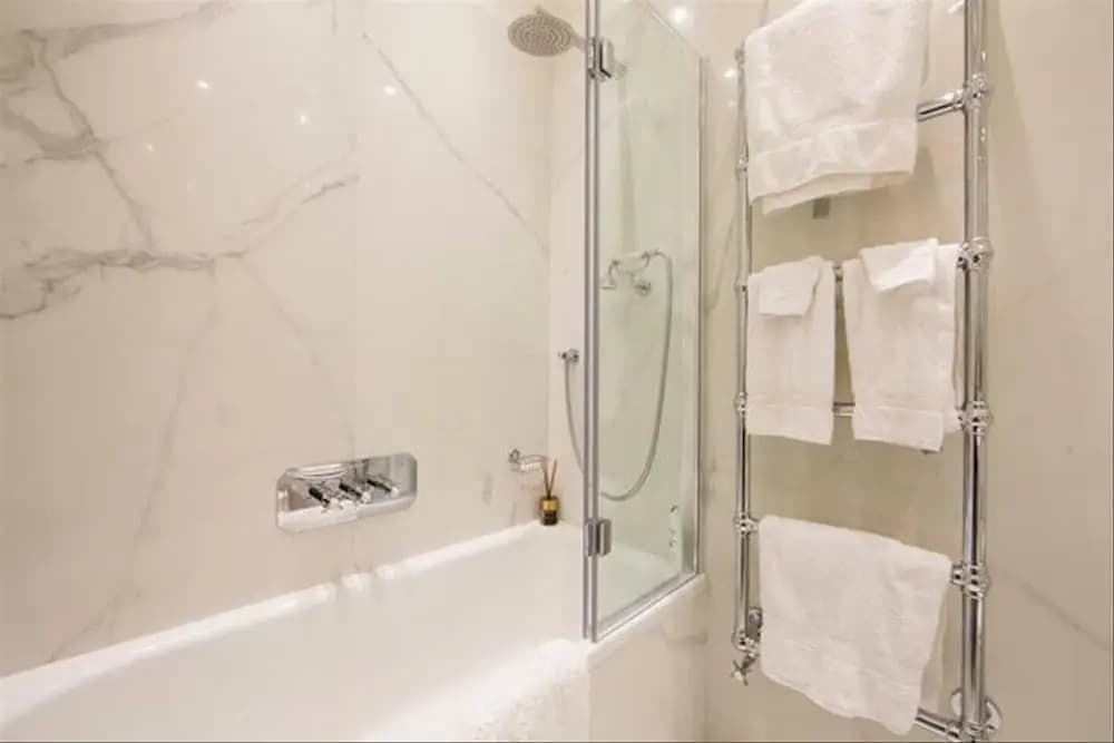Luxurious 1BR Period Property in Kensington - photo 9