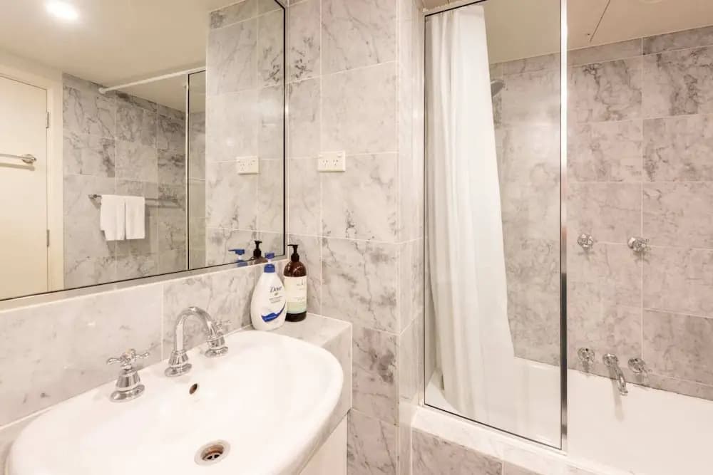 Spacious 3-bed Unit in Melbourne CBD w/ Pool & Gym - photo 14