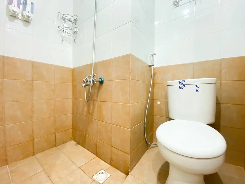 Comfort And Strategic 2Br At Green Pramuka City Apartment - photo 8