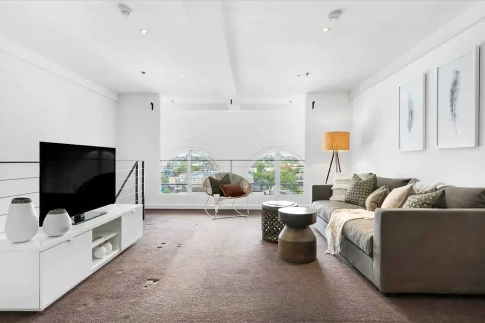 Light-filled Converted Warehouse 2 Bedroom Apartment in Prahran - photo 4