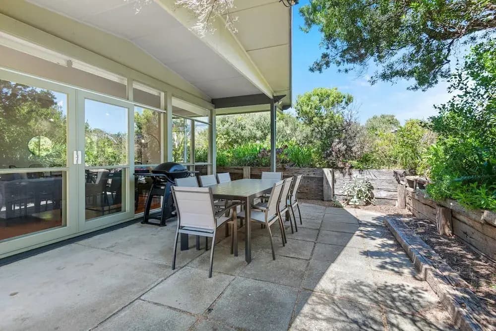 Spacious Coastal 4-bed Steps From the Sand - photo 8
