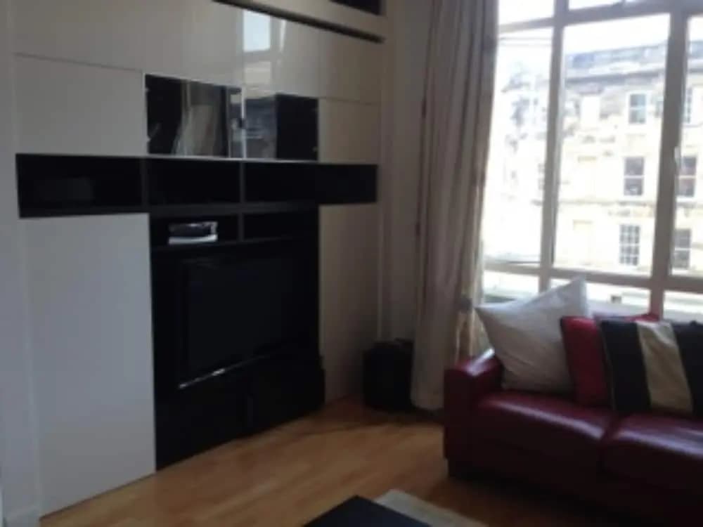Two Bedroom Flat in Edinburgh - photo 4