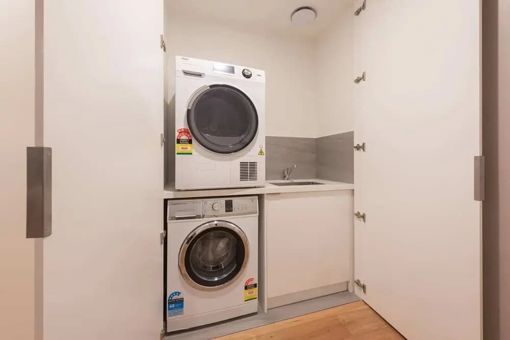 Luxe 3 Bedroom Apartment With Parking - photo 1