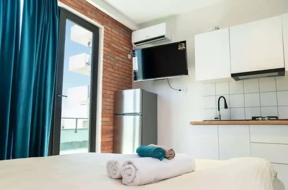 Epic 1Bed unit Huge Balcony area - photo 1