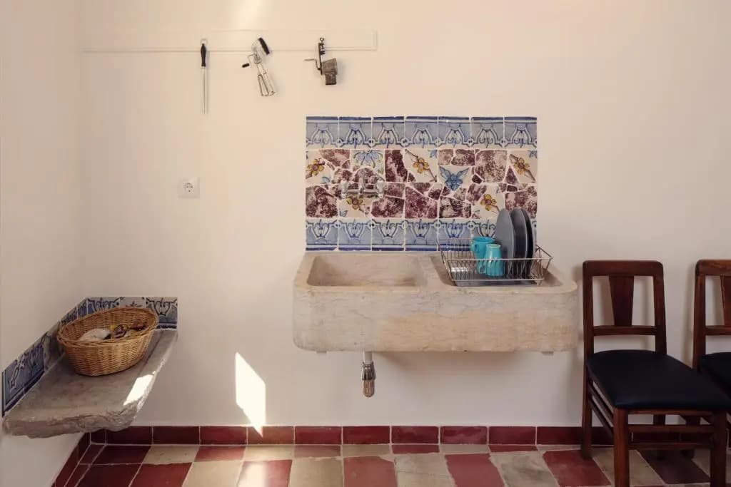 Lisbon Calling Rooms & Studio - photo 11