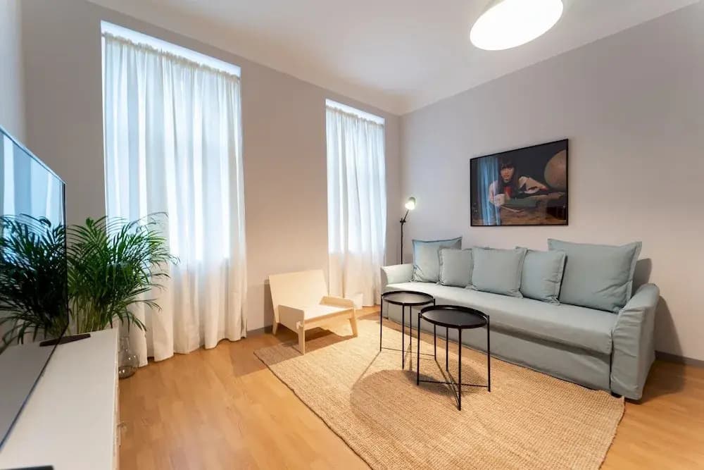 Spacious 2bdr Apt in Beautiful Neighborhood - photo 11