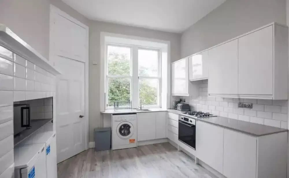Spacious 3-Bedroom Flat in Charming Bruntsfield - photo 1