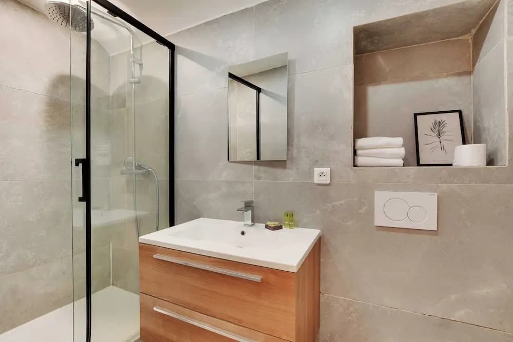 Elegant Apartment - 2bd/6p - Hotel de Ville - photo 10