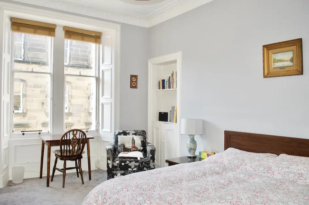 Beautiful 2 Bedroom Flat in Leith - photo 5